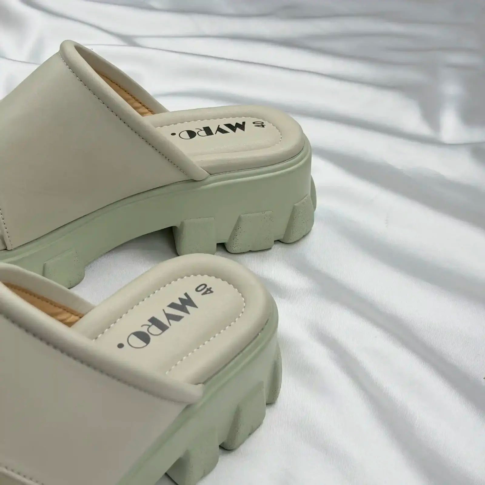 Jumbo Cream Boston Heel - MYRO